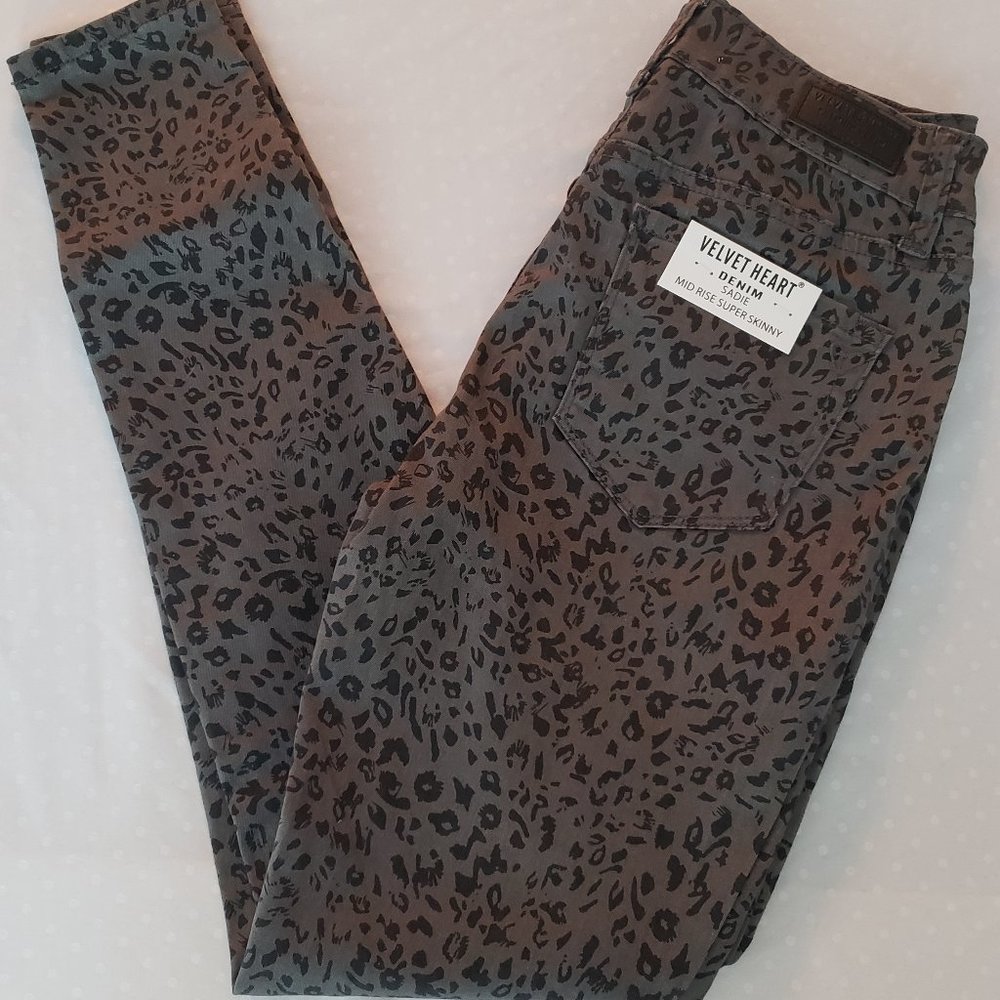 VELVET HEART Sadie Mid-Rise Jeans in Soft Grey Leopard Print  Size 25 Brand New